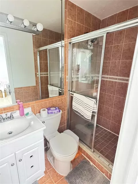 Bath - 1314 W 77th St, Hialeah, FL 33014 photo 5 of 5