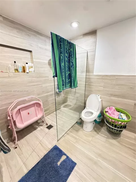 Bath - 1314 W 77th St, Hialeah, FL 33014 photo 2 of 5