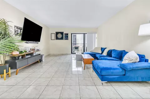 4040 N Hills Dr #20, Hollywood, FL 33021