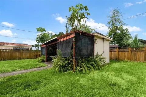 Exterior - 2674 W 8th Ct, Hialeah, FL 33010 photo 6 of 9