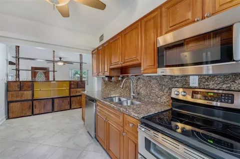 Kitchen - 2674 W 8th Ct, Hialeah, FL 33010 photo 2 of 2