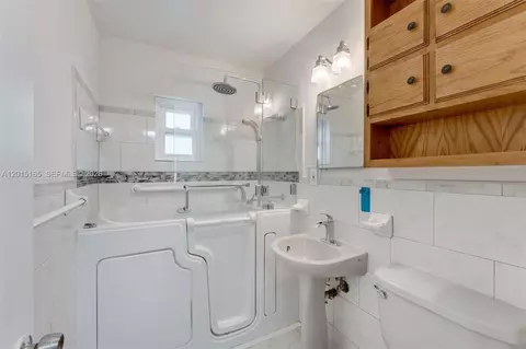 Bath - 2674 W 8th Ct, Hialeah, FL 33010 photo 1 of 2