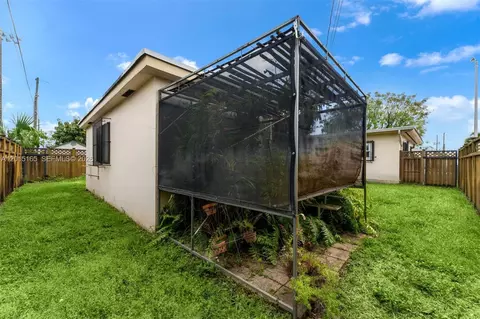 Exterior - 2674 W 8th Ct, Hialeah, FL 33010 photo 7 of 9