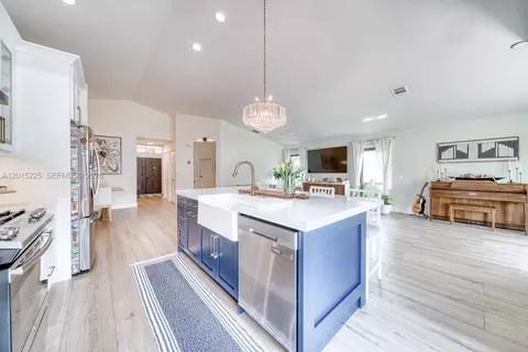 77 Gables Blvd, Weston, FL 33326