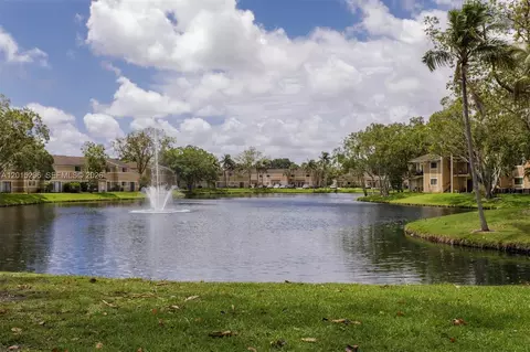 400 Palm Cir W #102, Pembroke Pines, FL 33025