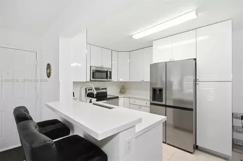 400 Palm Cir W #102, Pembroke Pines, FL 33025