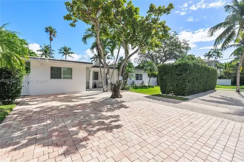 Exterior - 301 Hampton Ln, Key Biscayne, FL 33149 photo 2 of 10