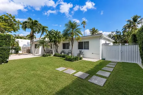 Exterior - 301 Hampton Ln, Key Biscayne, FL 33149 photo 3 of 10