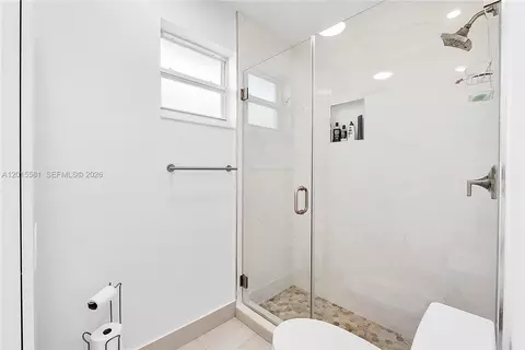 Bath - 301 Hampton Ln, Key Biscayne, FL 33149 photo 4 of 4