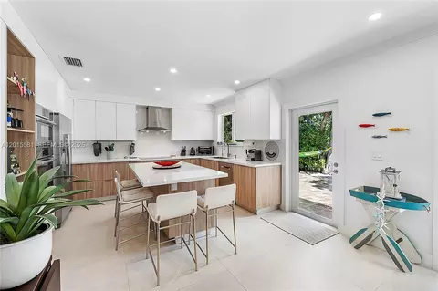 Kitchen - 301 Hampton Ln, Key Biscayne, FL 33149 photo 1 of 2