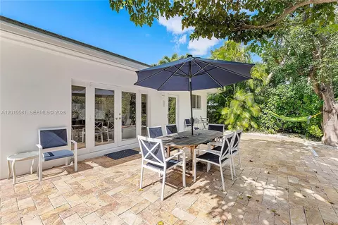 Exterior - 301 Hampton Ln, Key Biscayne, FL 33149 photo 5 of 10