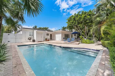 Exterior - 301 Hampton Ln, Key Biscayne, FL 33149 photo 6 of 10