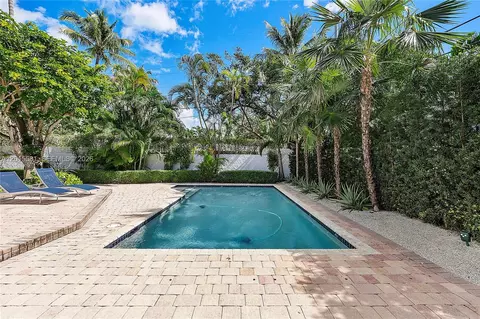 Exterior - 301 Hampton Ln, Key Biscayne, FL 33149 photo 7 of 10