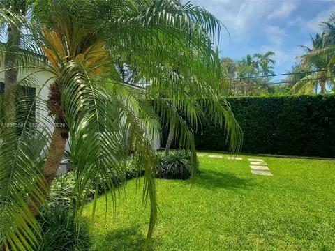 Exterior - 301 Hampton Ln, Key Biscayne, FL 33149 photo 9 of 10