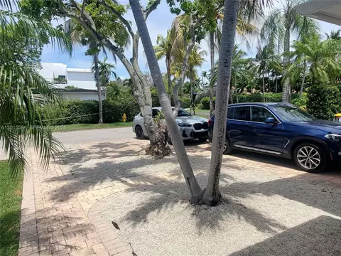 Exterior - 301 Hampton Ln, Key Biscayne, FL 33149 photo 8 of 10