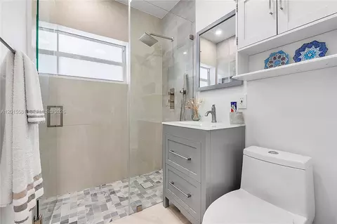 Bath - 301 Hampton Ln, Key Biscayne, FL 33149 photo 3 of 4