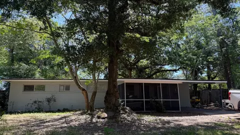 1 St Regis Dr, Pensacola, FL 32505