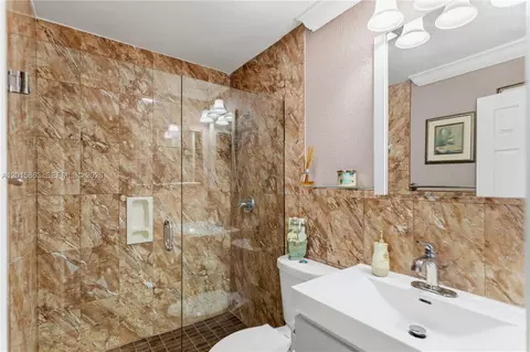 Bath - 5471 W 27th Ct, Hialeah, FL 33016 photo 2 of 2