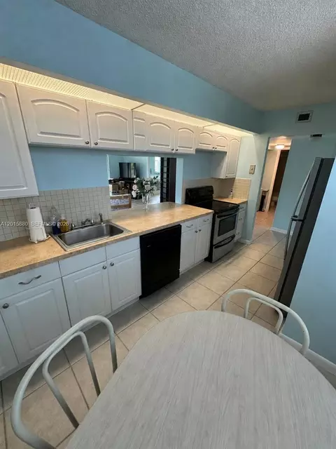 6800 Cypress Rd #415, Plantation, FL 33317