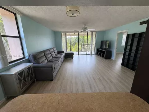 6800 Cypress Rd #415, Plantation, FL 33317
