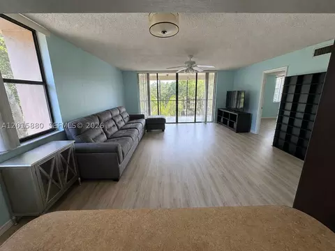 6800 Cypress Rd #415, Plantation, FL 33317