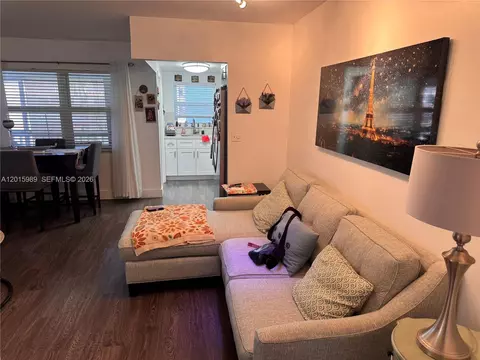 5300 Washington St #J214, Hollywood, FL 33021
