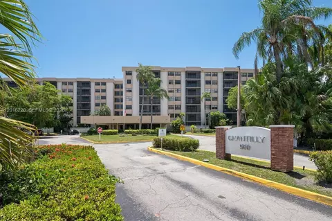 900 NE 195th St #414, Miami, FL 33179