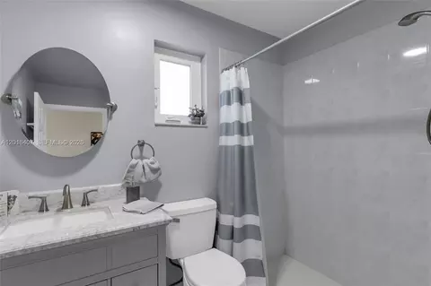 Bath - 8266 NW 192nd Ter, Hialeah, FL 33015 photo 2 of 2
