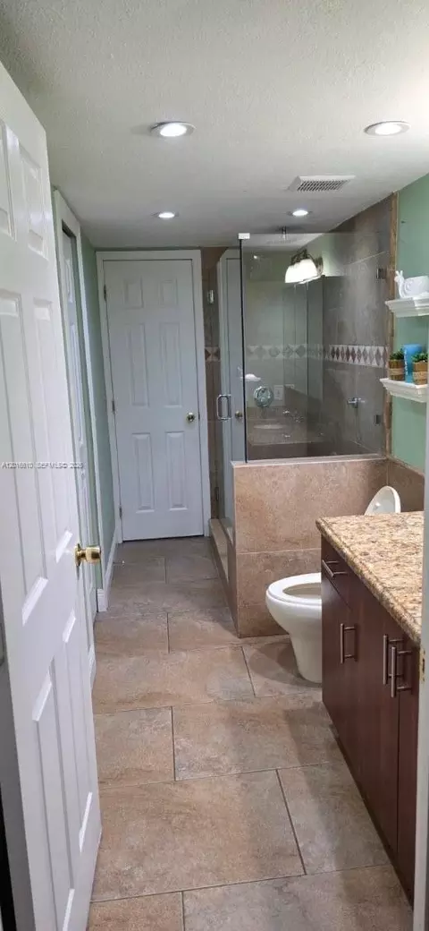 Bath - 2680 W 76th St #211, Hialeah, FL 33016 photo 1 of 1