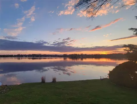 605 Hilltop Dr, White Lake, MI 48386