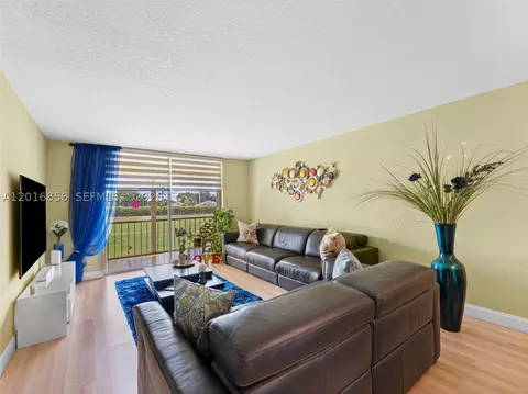 9820 S Hollybrook Lake Dr #208, Pembroke Pines, FL 33025