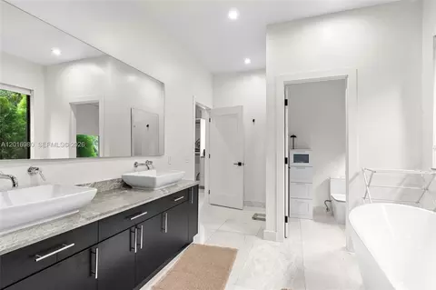 Bath - 7200 SW 107th Ter, Pinecrest, FL 33156 photo 3 of 6
