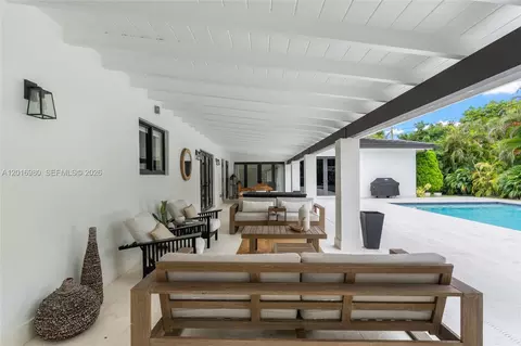 Exterior - 7200 SW 107th Ter, Pinecrest, FL 33156 photo 6 of 11