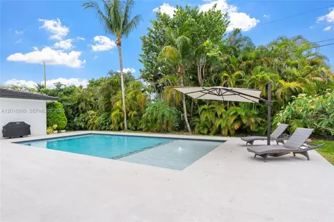 Exterior - 7200 SW 107th Ter, Pinecrest, FL 33156 photo 7 of 11