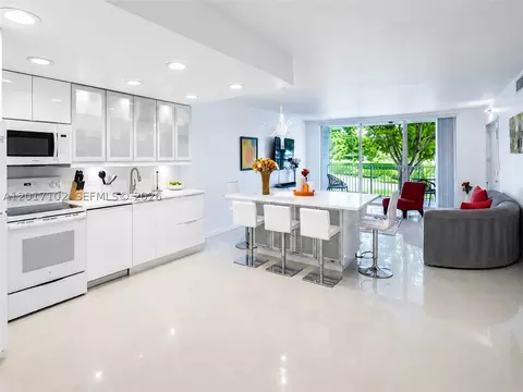 3051 S Palm Aire Dr #201, Pompano Beach, FL 33069
