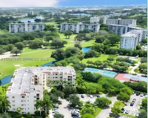 3500 Oaks Clubhouse Dr #211, Pompano Beach, FL 33069