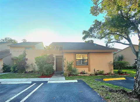 19 Chestnut Cir, Hollywood, FL 33026