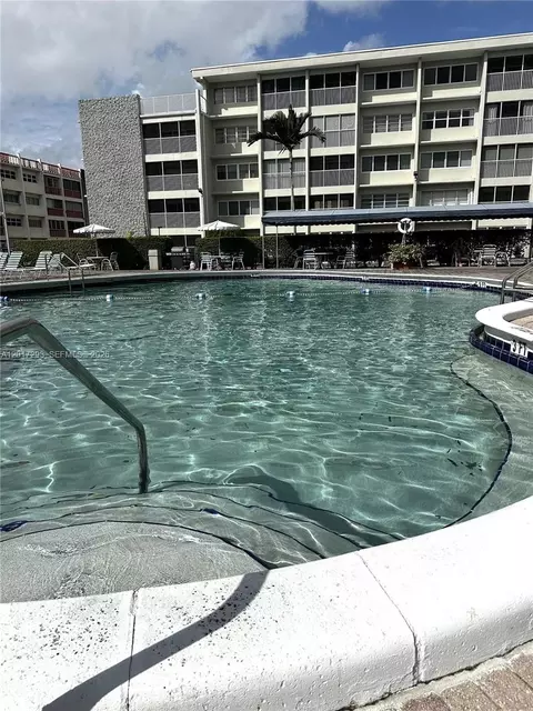 410 SE 2nd St #415, Hallandale Beach, FL 33009