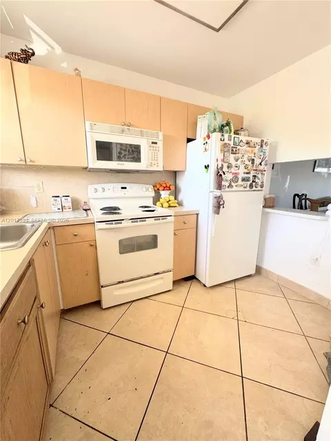 8130 Sunrise Lakes Blvd #202, Sunrise, FL 33322