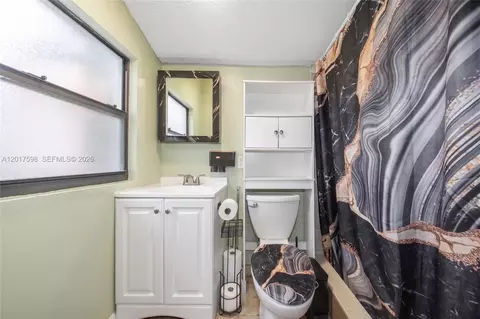 Bath - 661 E 7th St, Hialeah, FL 33010 photo 3 of 3