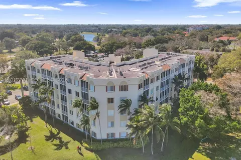 3600 Oaks Clubhouse Dr #511, Pompano Beach, FL 33069