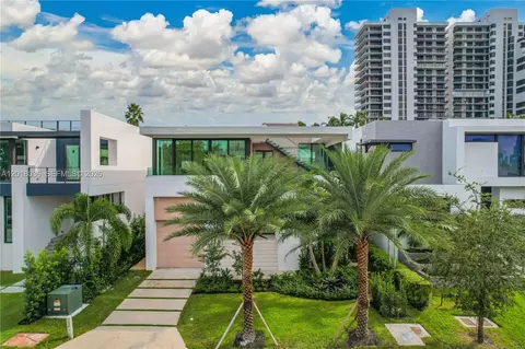 1092 N Venetian Dr, Miami Beach, FL 33139