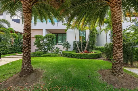 1092 N Venetian Dr, Miami Beach, FL 33139
