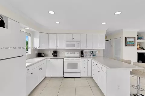 Kitchen - 29565 Flying Cloud Ave, Big Pine Key, FL 33043 photo 4 of 5