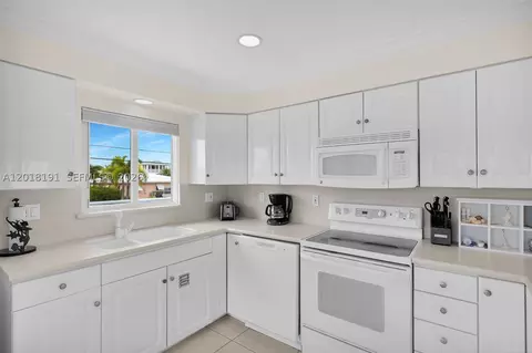 Kitchen - 29565 Flying Cloud Ave, Big Pine Key, FL 33043 photo 3 of 5