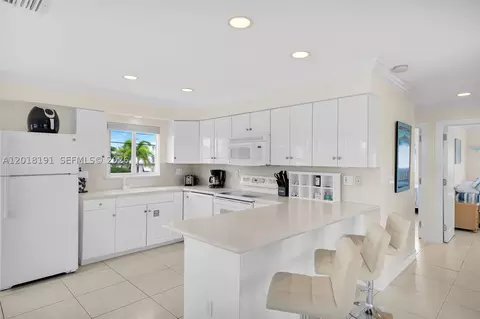 Kitchen - 29565 Flying Cloud Ave, Big Pine Key, FL 33043 photo 5 of 5