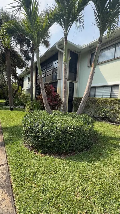 761 NE 199th St #102, Miami, FL 33179