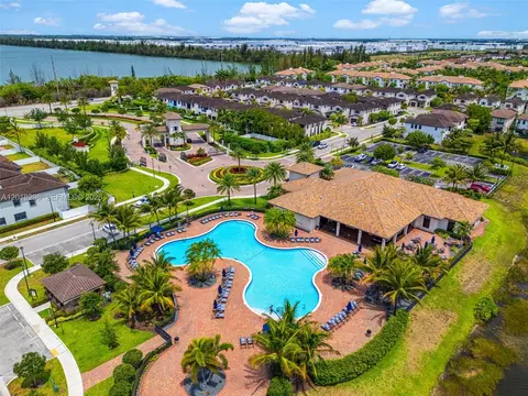 View/Area - 3323 W 96th Pl, Hialeah, FL 33018 photo 6 of 10