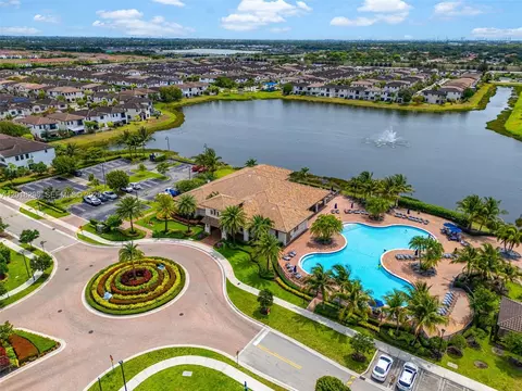 View/Area - 3323 W 96th Pl, Hialeah, FL 33018 photo 7 of 10