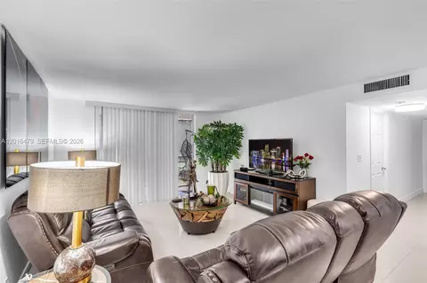 8511 NW 8th St #309, Miami, FL 33126